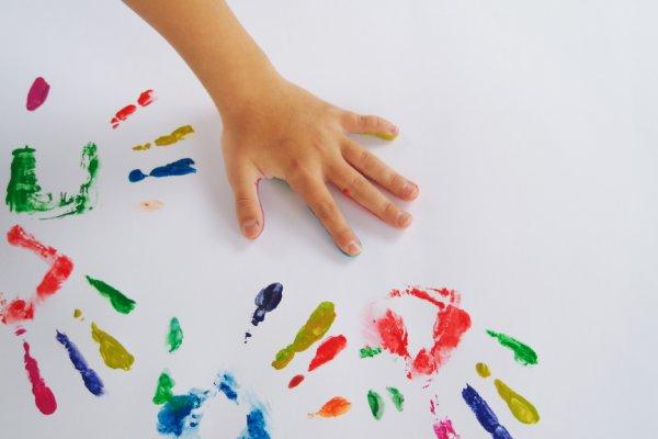 Dibujos en gran formato: beneficios de ofrecer a los niños superficies grandes para crear