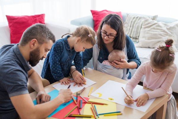 ¿Cómo estimular la creatividad desde casa? Guía práctica para mamás ocupadas