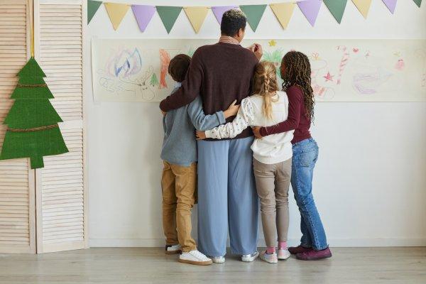 Cómo hacer un mural familiar: una experiencia creativa que une y decora