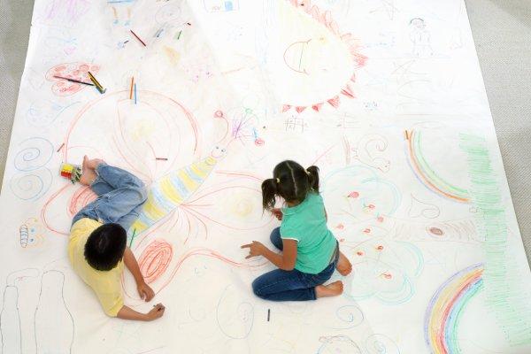 Dibujos en gran formato: beneficios de ofrecer a los niños superficies grandes para crear
