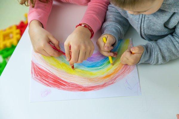 Juegos de dibujo colaborativo para fortalecer el vínculo entre hermanos