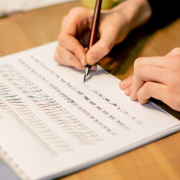 Caligrafía y lettering son lo mismo?