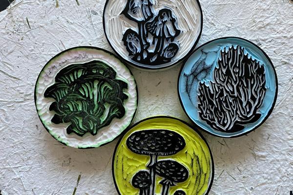 Explora la magia del mundo de los sellos en linóleo