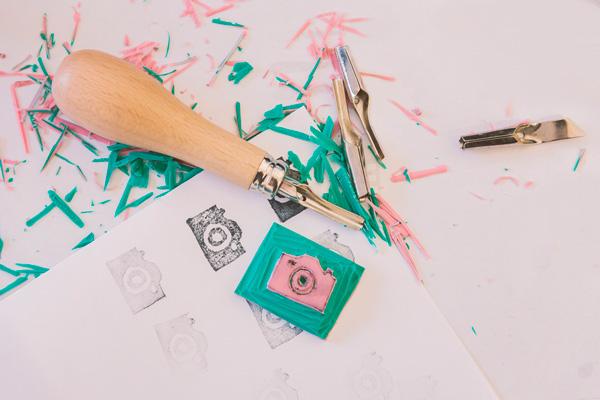 Explora la magia del mundo de los sellos en linóleo