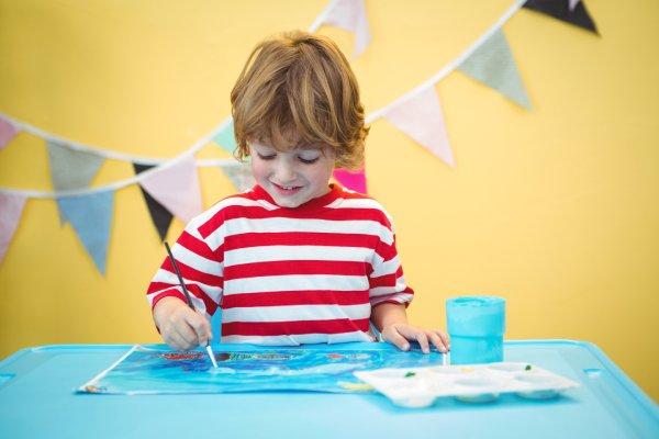 ¿Tu hijo solo quiere dibujar con un color? Tips para que deje entrar el arcoiris en su vida