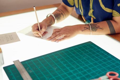 Cómo hacer una mesa de luz casera y para qué puedes utilizarla