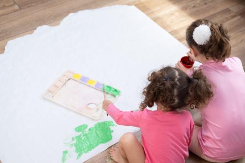 Dibujos en gran formato: beneficios de ofrecer a los niños superficies grandes para crear