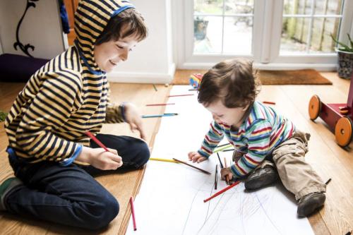 Juegos de dibujo colaborativo para fortalecer el vínculo entre hermanos