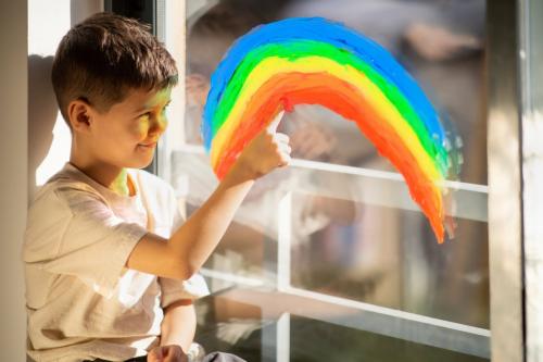¿Tu hijo solo quiere dibujar con un color? Tips para que deje entrar el arcoiris en su vida